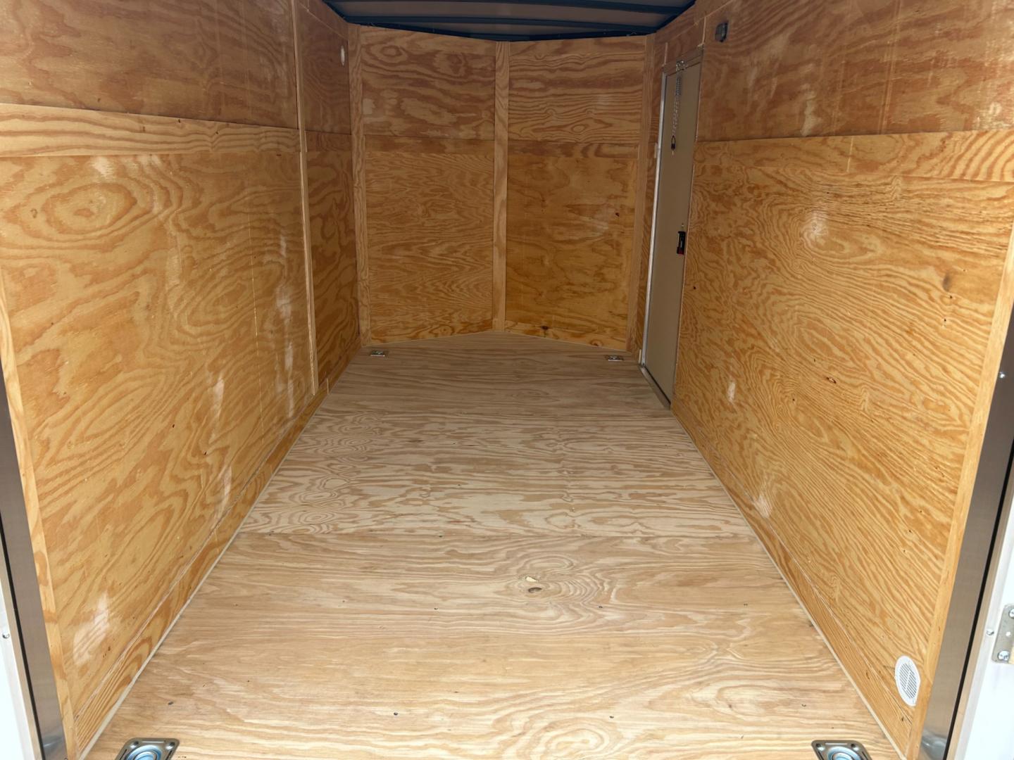 2023 White DIAMOND CARGO ENCLOSED TRAILER (53NBE1220P1) , located at 17760 Hwy 62, Morris, OK, 74445, 35.609104, -95.877060 - Photo#8